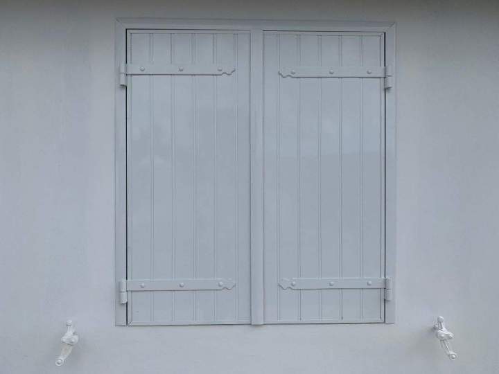 Installation de volets battants par des professionnels, pour un résultat parfait.